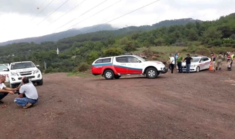 Dereye uçan araçta can verdiler