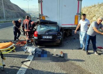 Otomobil, TIR’a çarptı: Çok sayıda ölü var