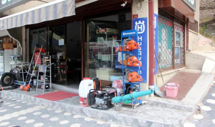 Cinsel saldırıdan kurtuldu, çıplak halde esnafa sığındı