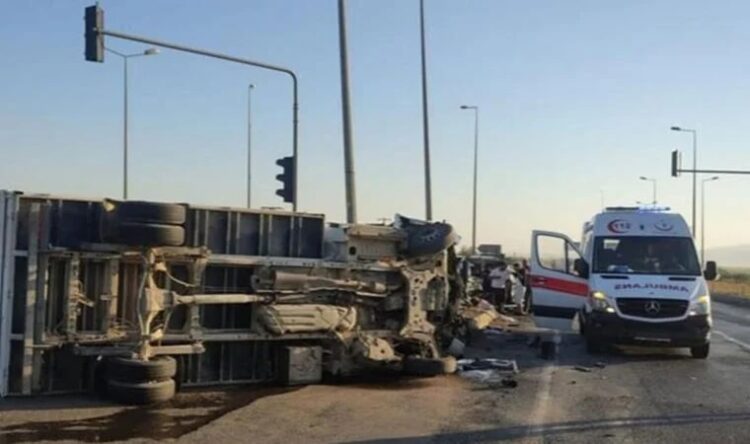 Kamyonet ile ticari araç çarpıştı: 2 çocuk öldü