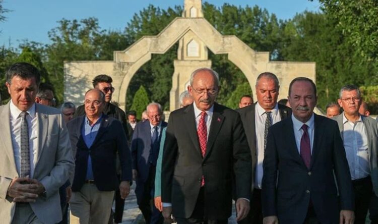 Kılıçdaroğlu, Balkan Şehitliği’ni ziyaret etti