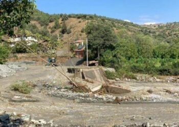 Sağanak sebebiyle köprü yıkıldı, köye ulaşım kapandı