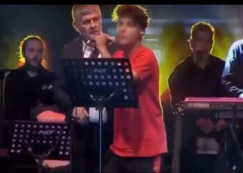 Konser sırasında sahneye atladı: ‘Konya uyan artık AK Parti’ye oy verme’