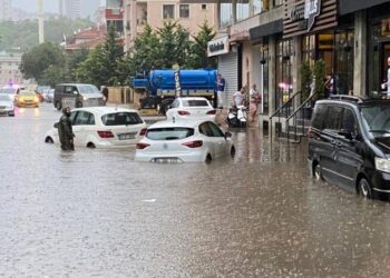 Maltepe’de yağış nedeniyle 3 araç suya gömüldü