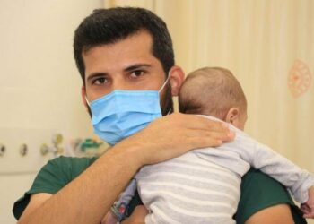 Eşini bıçaklayıp bebeğini kaçırdı, hastaneye bırakıp ortadan kayboldu