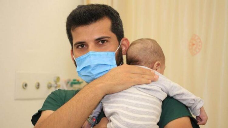 Eşini bıçaklayıp bebeğini kaçırdı, hastaneye bırakıp ortadan kayboldu