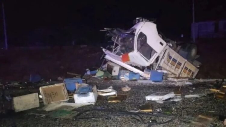 Kamyon ve otomobil çarpıştı: Çok sayıda ölü var