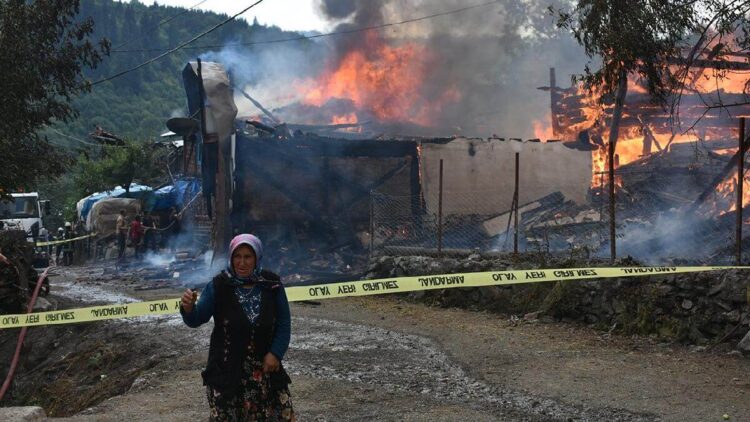 Kastamonu’da yangın! 10 ev kül oldu
