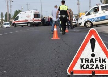 Yolcu otobüsü TIR’a çarptı: Ölü ve yaralılar var