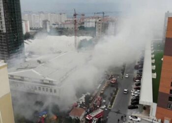 Beylikdüzü’nde yangın dumanı pazarı kapladı