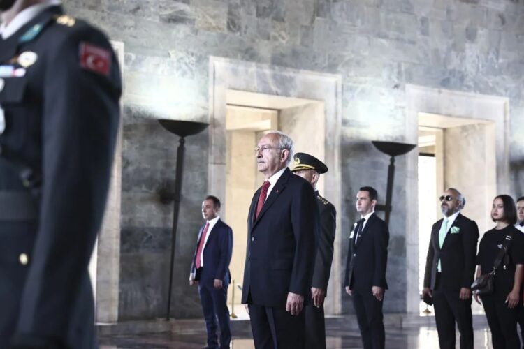 Kılıçdaroğlu, 99 gençle Anıtkabir’de