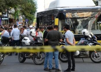 Kıyafeti otobüsün kapısına sıkışan kadın hayatını kaybetti