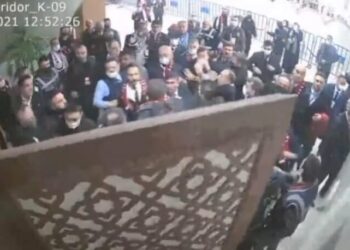 Bir başka AKP’li başkan daha polislere saldırdı