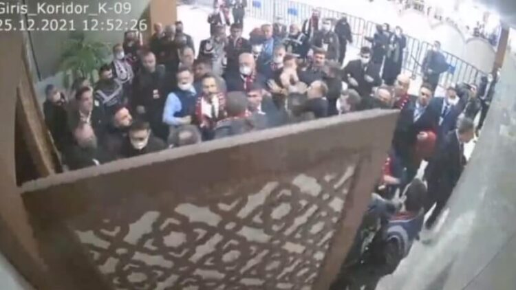 Bir başka AKP’li başkan daha polislere saldırdı