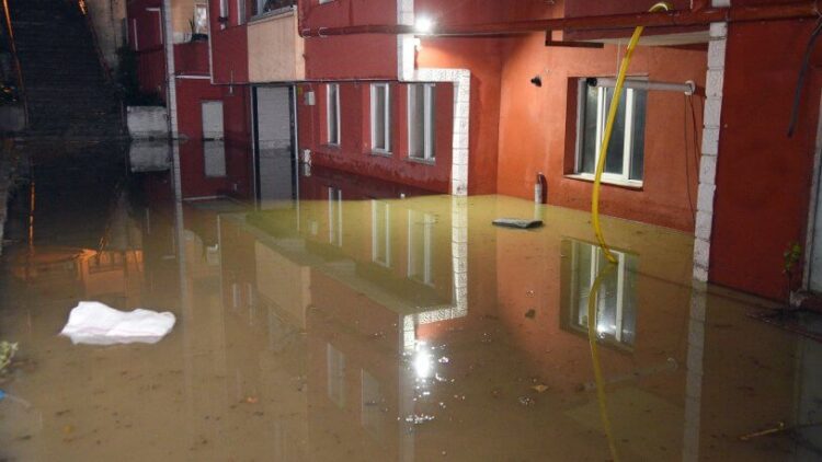 Sel felaketi: 400 ev ve iş yerini su bastı
