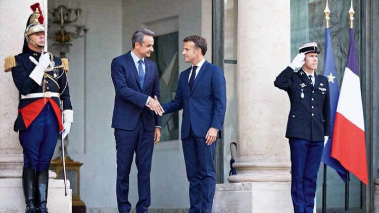 Miçotakis: Bir gecede geleceğini söyleyenleri gün ışığında bekliyoruz