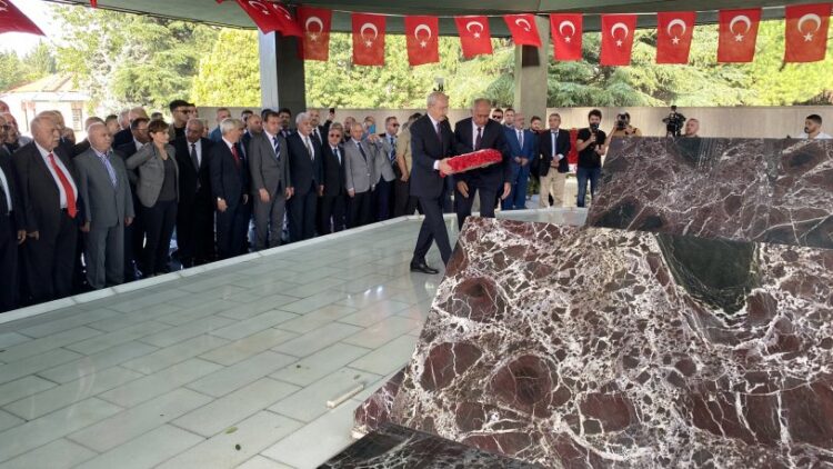 Kılıçdaroğlu, Menderes’in anıt mezarını ziyaret etti