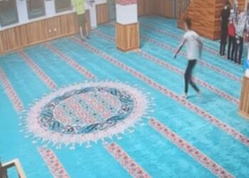 Camiye elinde kazma ve ayakkabıyla girdi, sınır dışı edildi!
