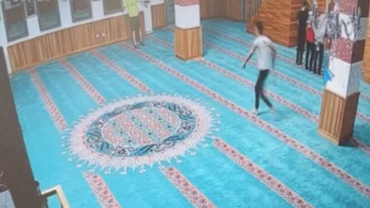 Camiye elinde kazma ve ayakkabıyla girdi, sınır dışı edildi!