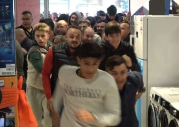 Kırıkkale’de ucuz telefon için birbirlerini ezdiler!