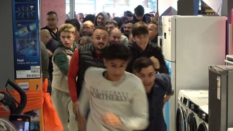 Kırıkkale’de ucuz telefon için birbirlerini ezdiler!