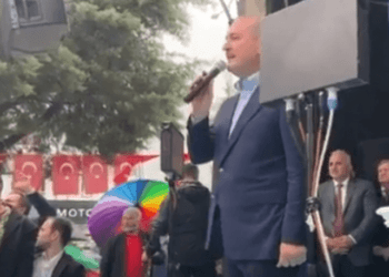 Soylu, konuşurken ‘gökkuşağı renklerinde şemsiye’ açan vatandaşa müdahale!