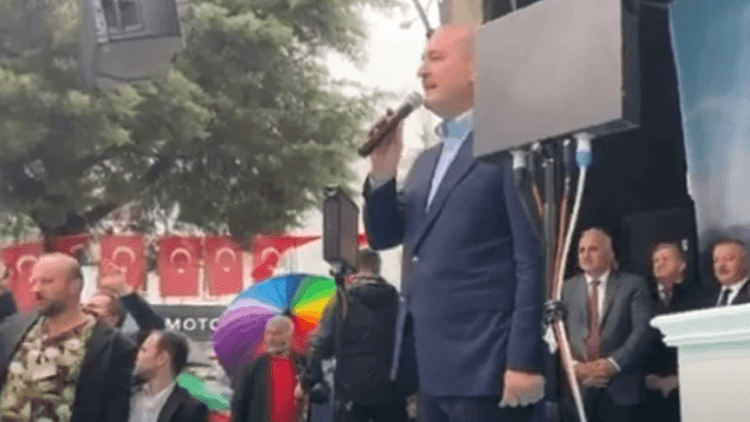 Soylu, konuşurken ‘gökkuşağı renklerinde şemsiye’ açan vatandaşa müdahale!