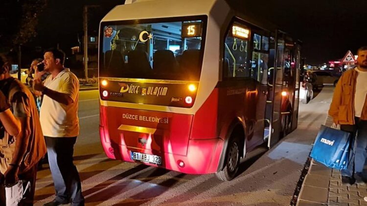 İçinde yolcu bulunan minibüse silahlı saldırı