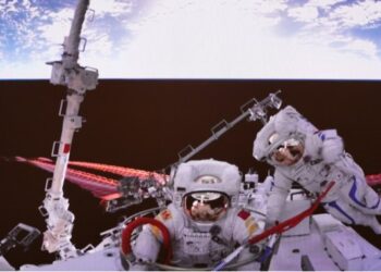 Çin’in Shenzhou-14 astronotları ilk araç dışı faaliyetlerini tamamladı