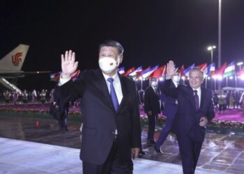 Xi, resmi ziyarette bulunmak ve SCO zirvesine katılmak için Özbekistan’a gitti