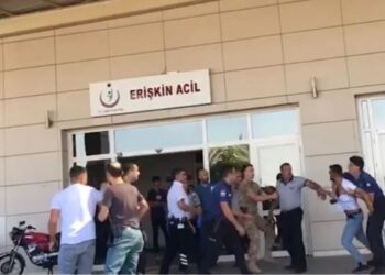 Doktordan rapor alamayınca güvenlik görevlilerine saldırdı