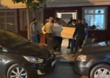 Evinde halıya sarılı halde ölü bulundu