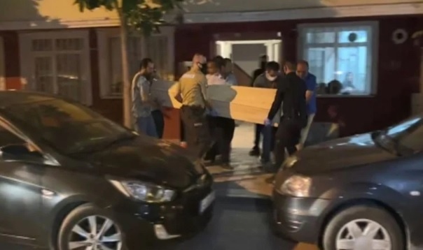 Evinde halıya sarılı halde ölü bulundu