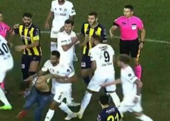 Ankara’da maç sonu sahaya giren taraftar Beşiktaşlı futbolcuya saldırdı