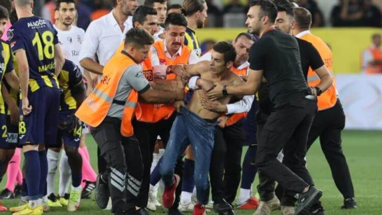 Beşiktaşlı futbolculara saldıran şahısa istenilen hapis cezası belli oldu