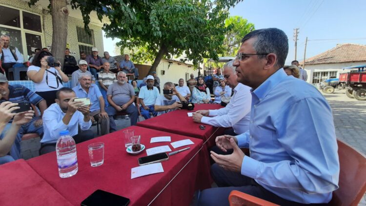 Üzüm üreticisinin sorunlarını dinleyen Özel: “Kanun teklifi hazırlayacağız “