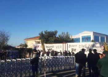 ETF Tekstil önünde yine barikatlar kuruldu: ‘Patron fabrikayı boşaltmaya devam ediyor’