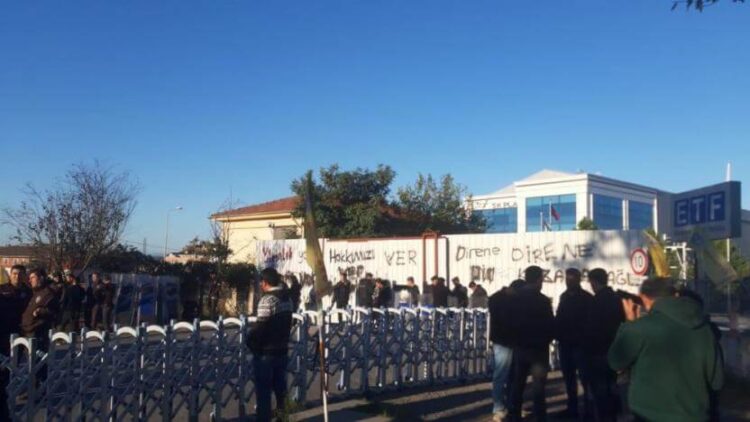 ETF Tekstil önünde yine barikatlar kuruldu: ‘Patron fabrikayı boşaltmaya devam ediyor’