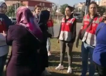 Başörtülü işçiden başörtülü polise: Annen olsa yapar mısın?