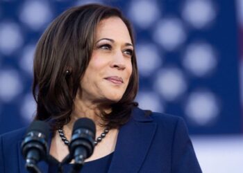 Kamala Harris’in evinin önüne 2 otobüs dolusu göçmen bırakıldı