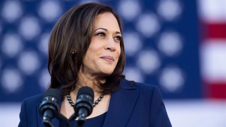 Kamala Harris’in evinin önüne 2 otobüs dolusu göçmen bırakıldı