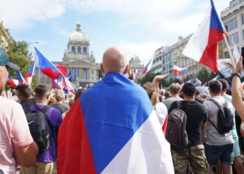Prag’da on binlerden enflasyon, AB ve NATO protestosu
