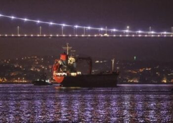 İstanbul Boğazı’nda gemi trafiği askıya alındı