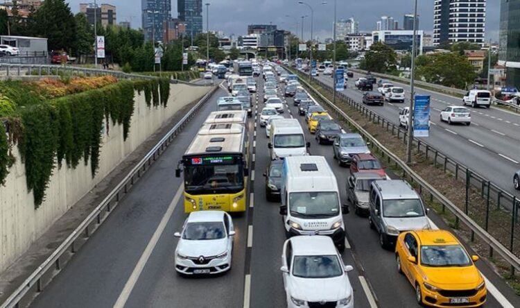 İstanbul’daki yağmur trafiği vurdu