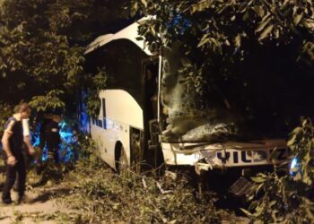 Yolcu otobüsüyle kamyonet çarpıştı: 2 ölü, 8 yaralı