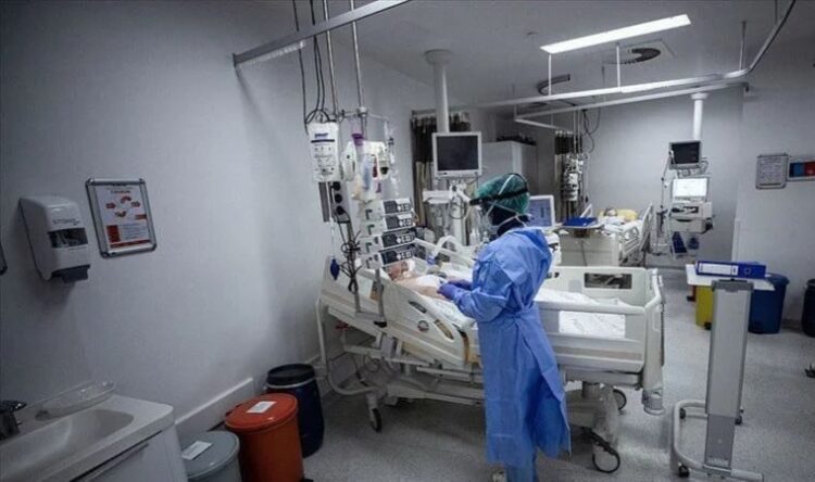 Covid-19’da korkutan tablo: Hastaneye yatışlar arttı
