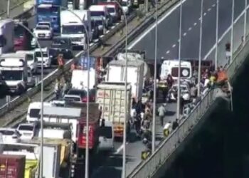 TEM’de feci kaza: TIR devrildi, yol trafiğe kapandı