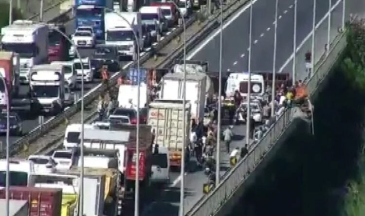 TEM’de feci kaza: TIR devrildi, yol trafiğe kapandı