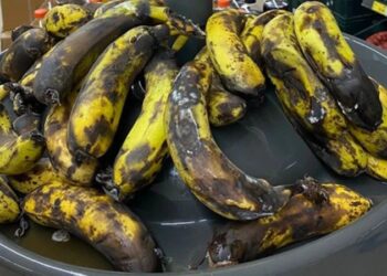 Markette çürümüş muz satışı tepki çekti