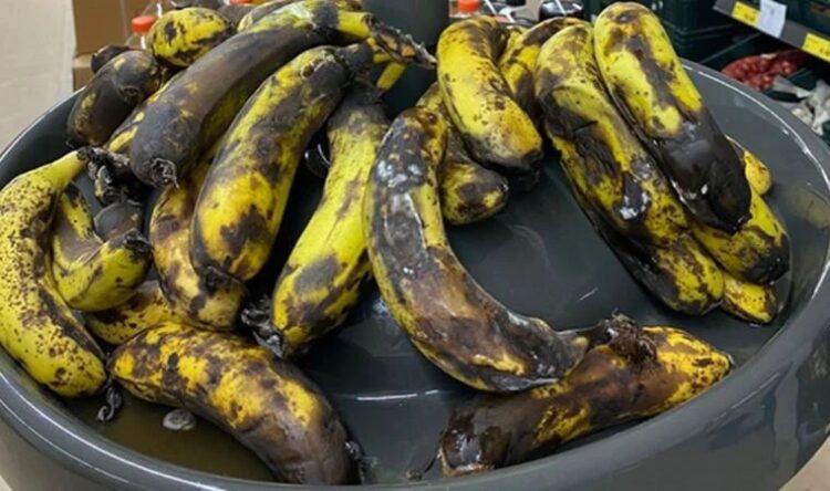 Markette çürümüş muz satışı tepki çekti